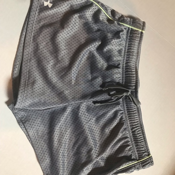 Under Armour- Youth XL Loose shorts - Picture 2 of 3